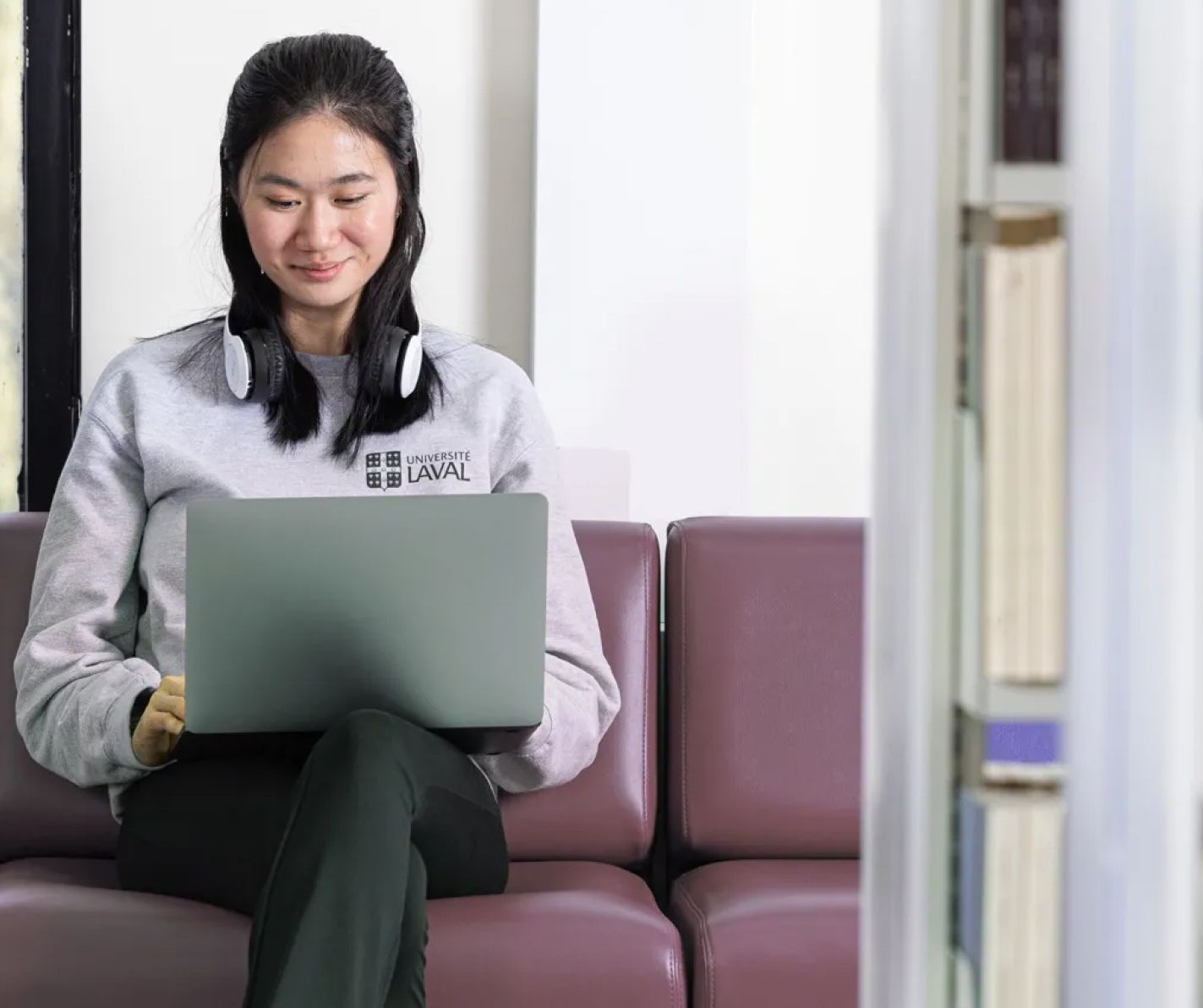 femme qui travaille à l'ordinateur