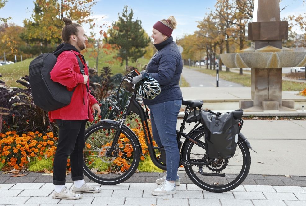 Deux personnes à vélo