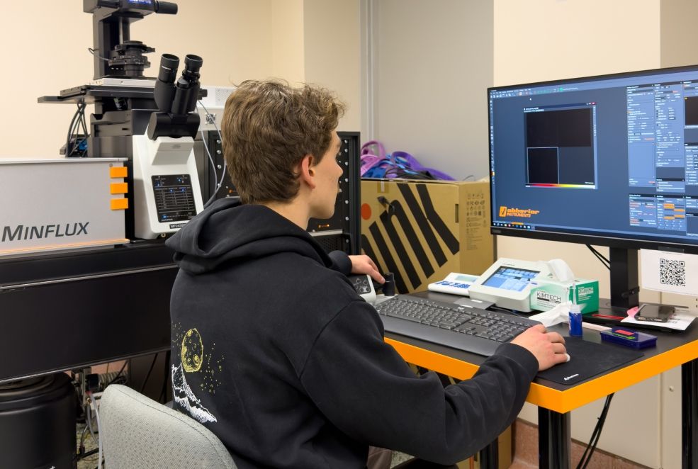 Homme devant son écran d'ordinateur