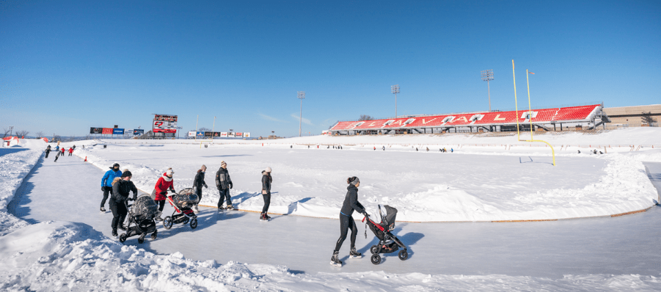 familles qui patinent sur l'anneau de glace