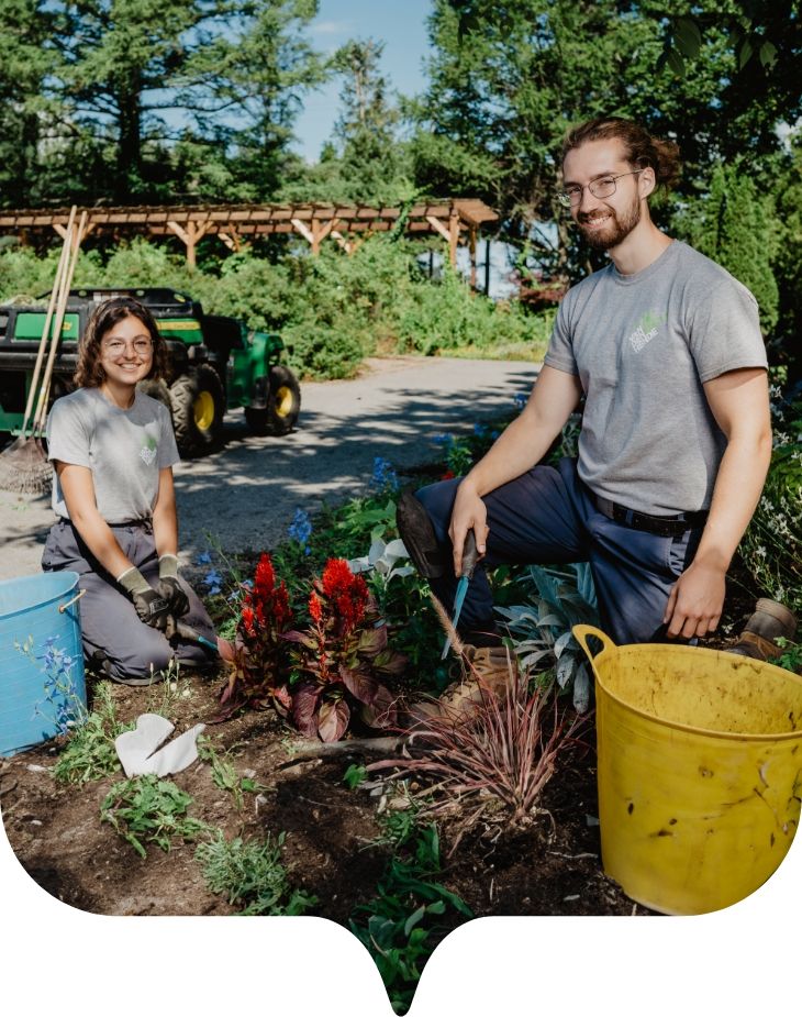 étudiante et étudiant dans un jardin