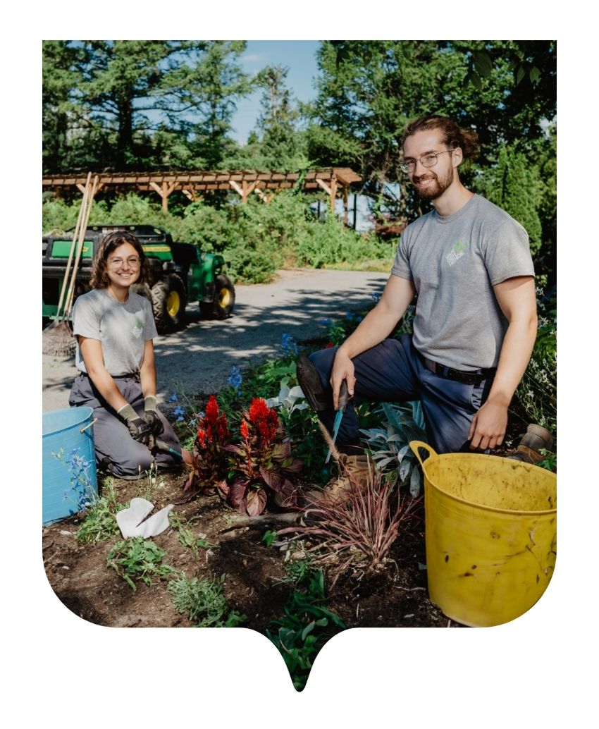 Un homme et une femme qui jardinent