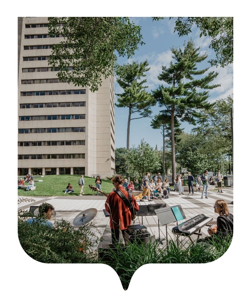 groupe de musique qui joue de la musique sur le campus
