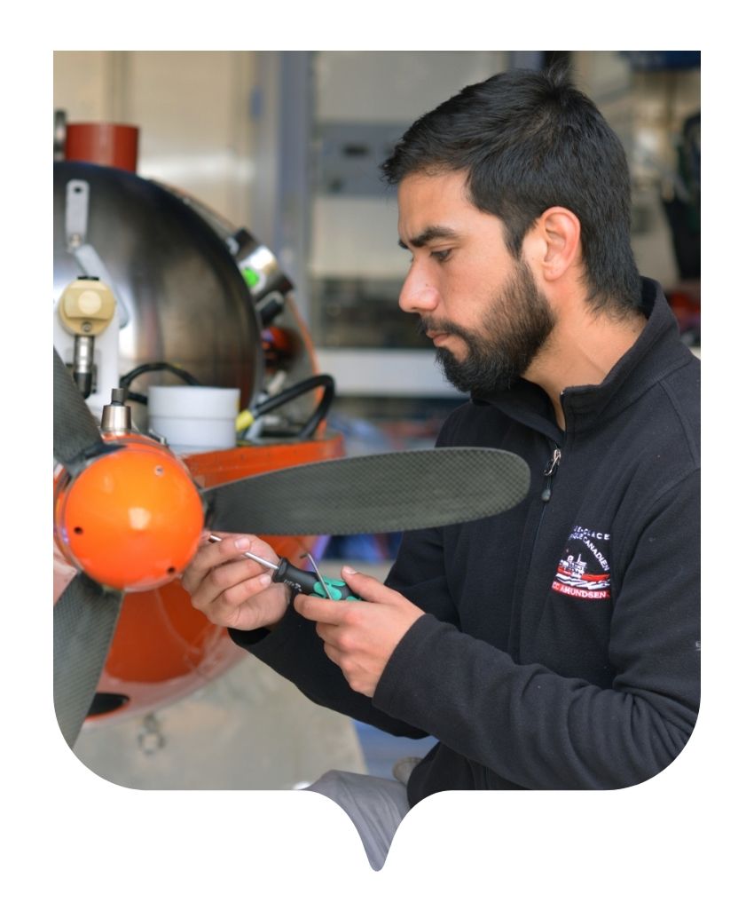 homme qui effectue une réparation