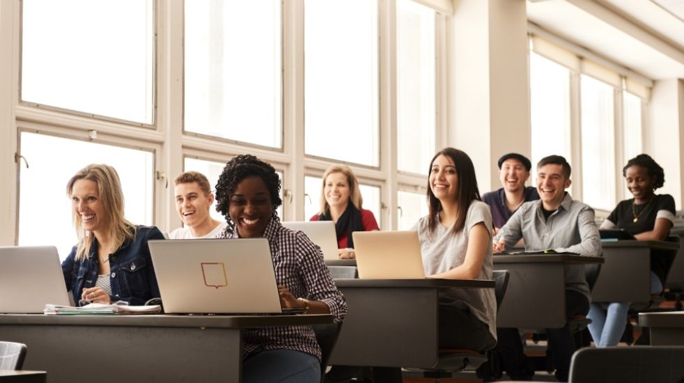 Des étudiantes et étudiants dans une salle de cours