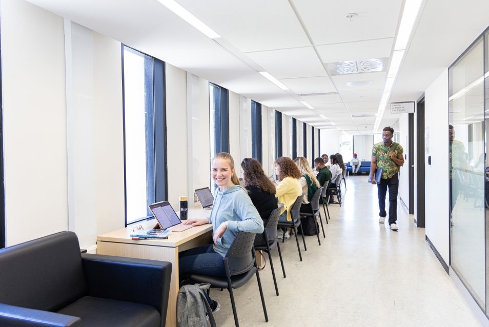 étudiantes et étudiants à la bibliothèque