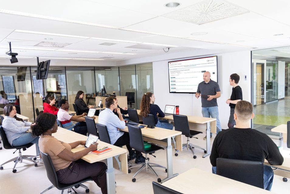 Personnes dans un salle de cours