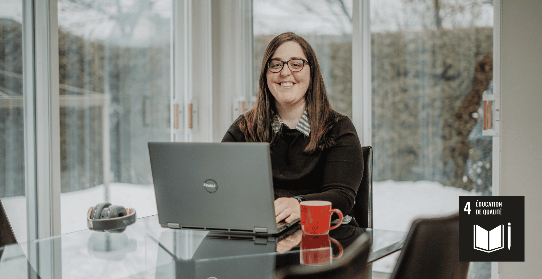 Étudiante devant son ordinateur