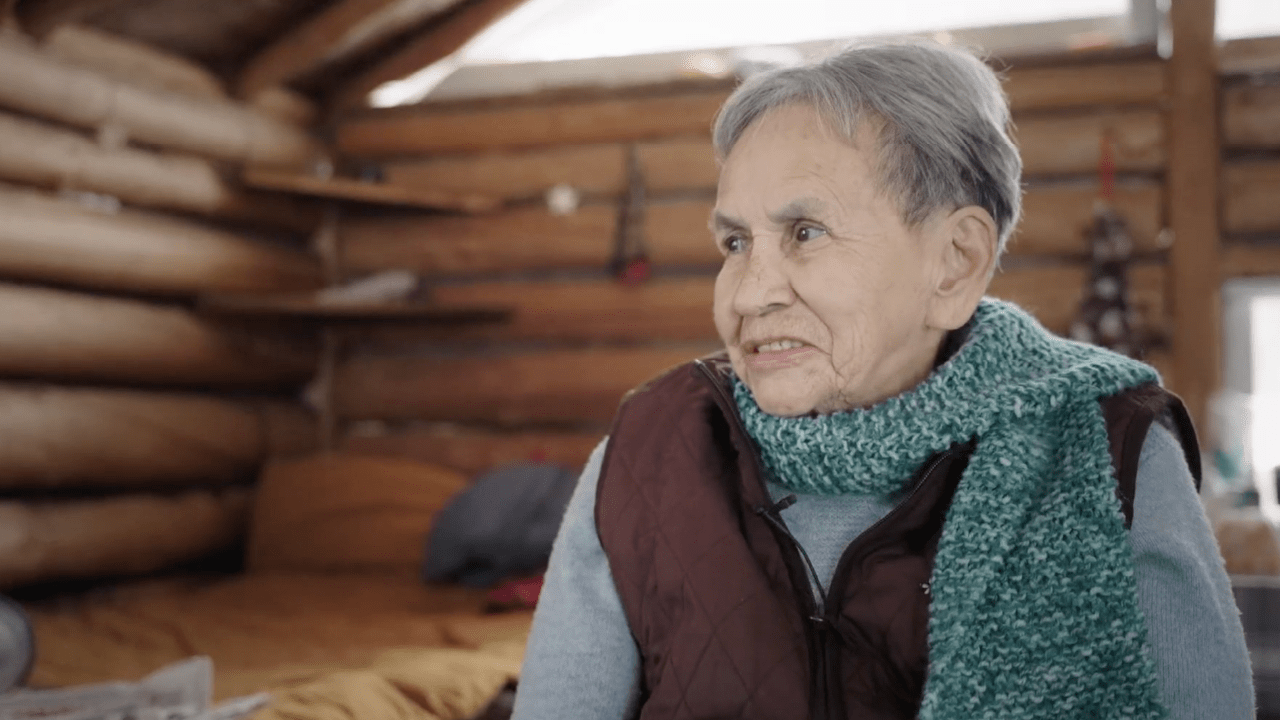 Pour Mme André, il est essentiel d’avoir des enseignements en territoire pur avoir une bonne connexion avec les terres. Crédit vidéo : ORAQUAN medias