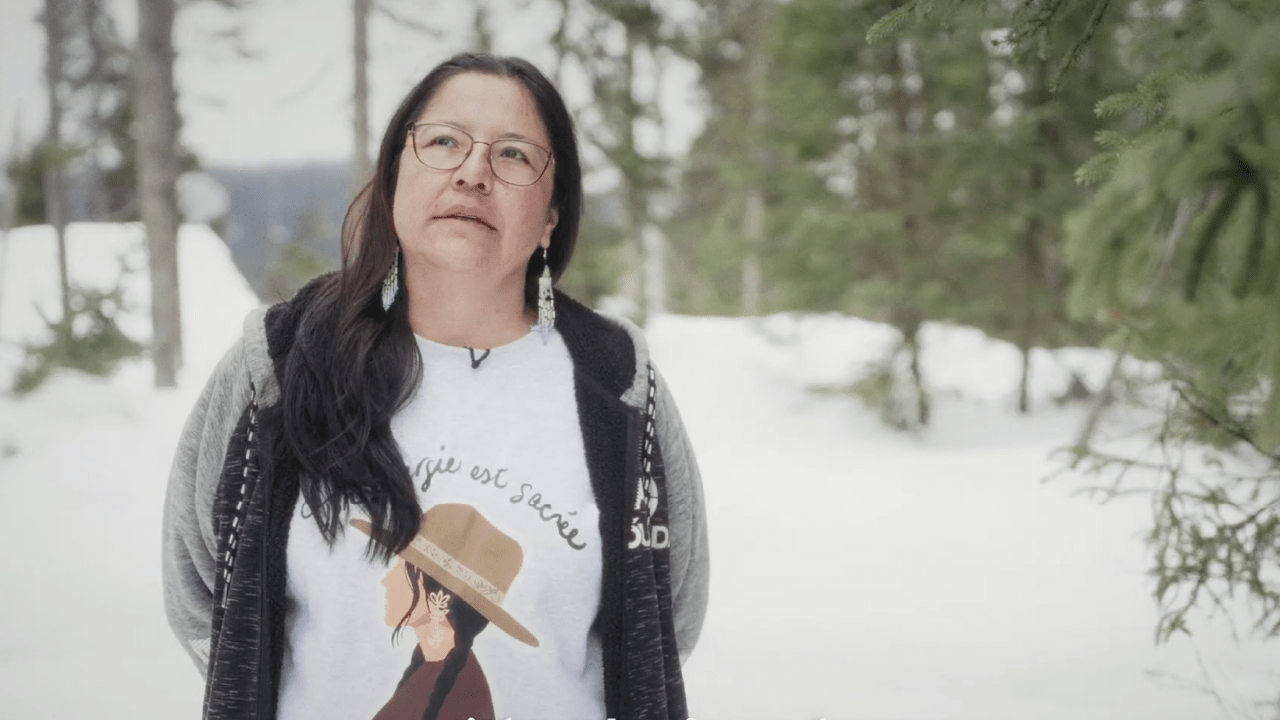 Annuk s’affirme comme gardienne du territoire en protégeant les terres sacrées, la langue, l’Innu-aitun, etc.  Crédit vidéo : ORAQUAN medias