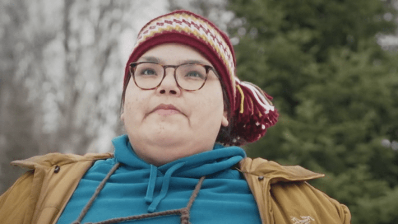 Pour Liette, il est important de préserver sa culture et de redonner au suivant pour être un bon gardien du territoire. Crédit vidéo : ORAQUAN medias