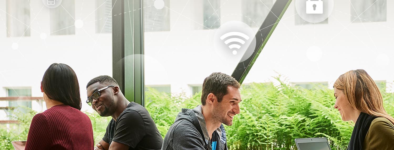 Étudiants dans un atrium