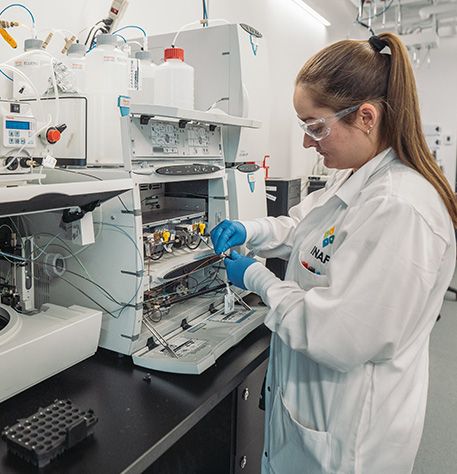 scientifique devant un équipement