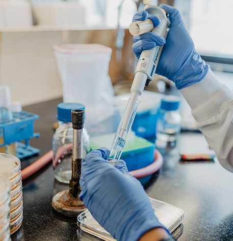 scientifique avec pipette