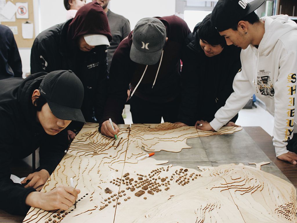 Inuits et architectes collaborant sur un projet