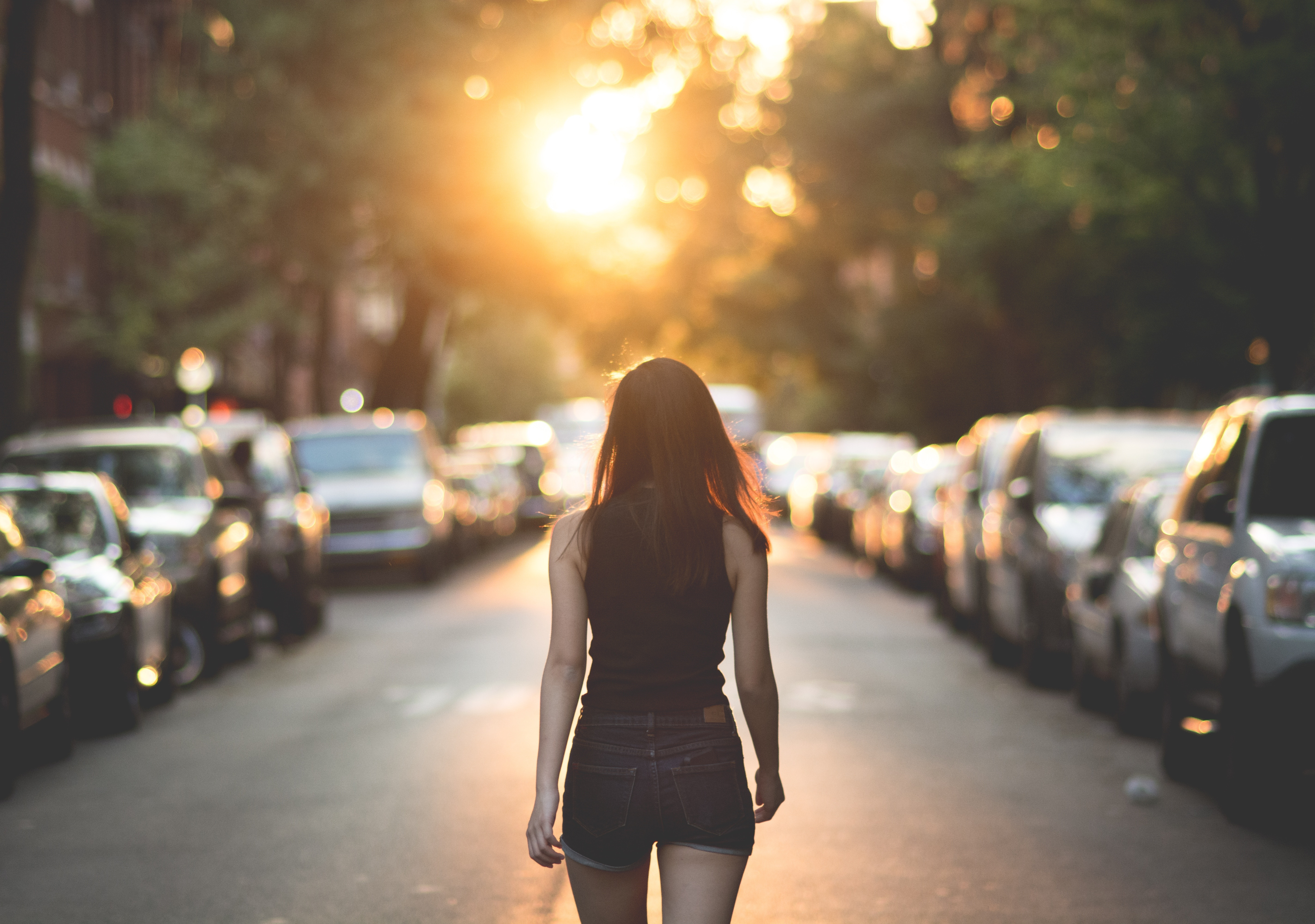 femme qui marche sur la rue