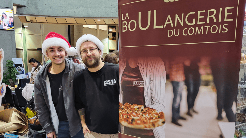 Deux jeunes hommes avec tuques de Noël