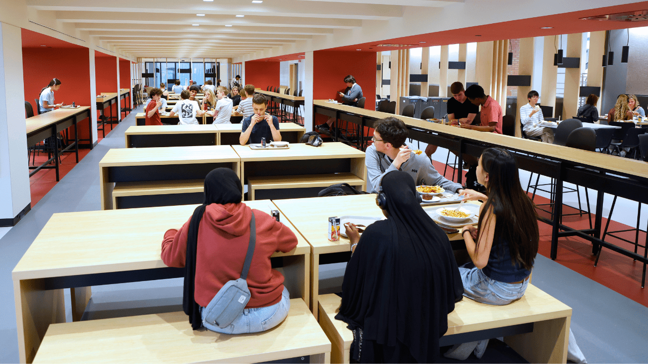 Personnes dans une cafétéria