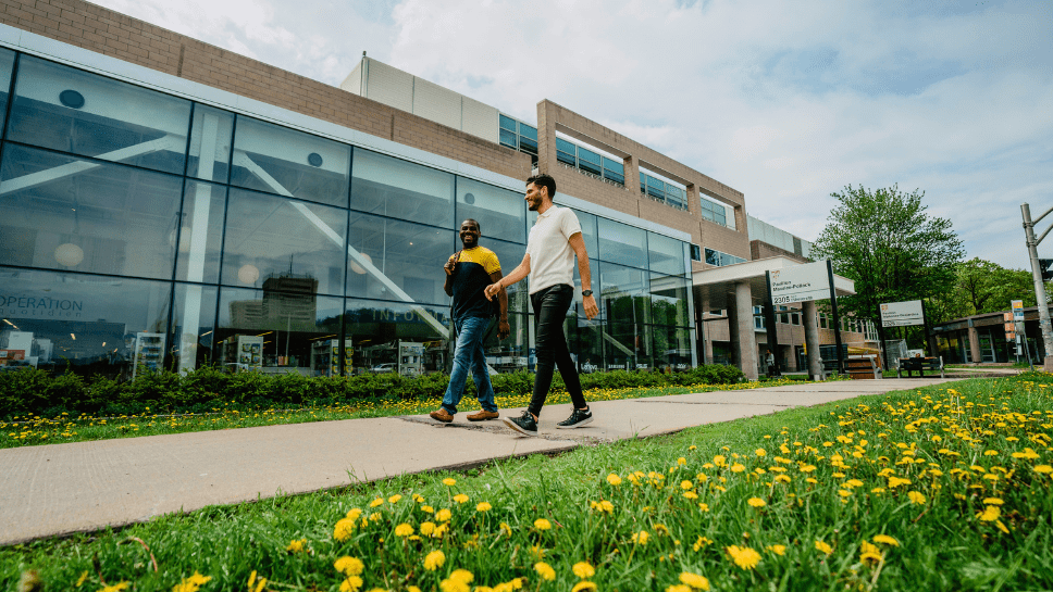 Personnes marchant sur le campus