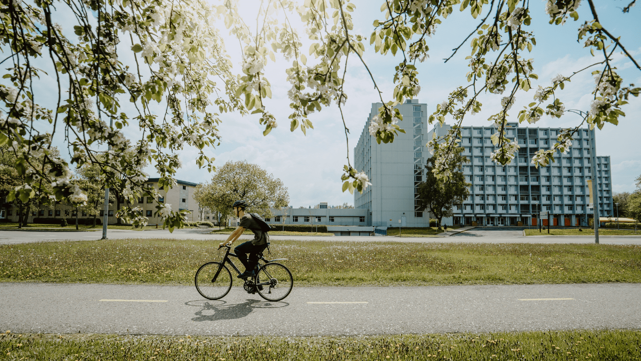 jeune homme en vélo au printemps