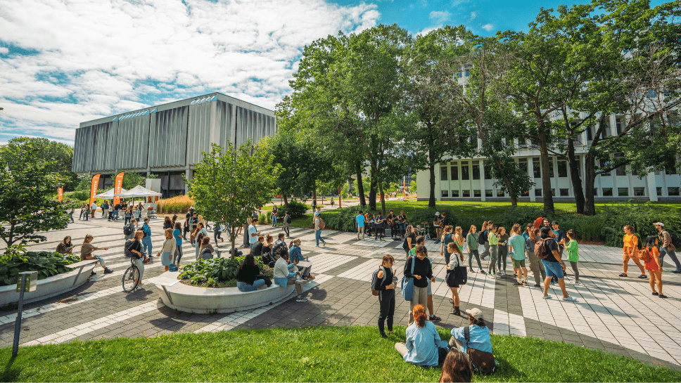 Groupe de personnes sur le campus