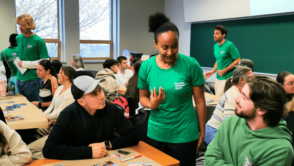 Étudiants qui animent une fresque du climat