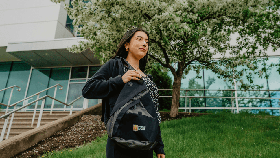 Jeune femme avec sac à dos au printemps