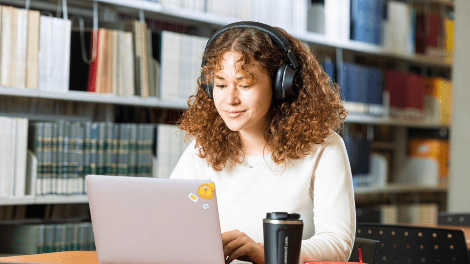 jeune femme qui étudie sur un ordinateur portable