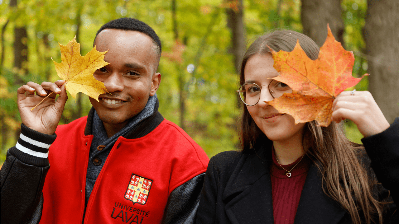 Étudiants avec feuilles d'automne