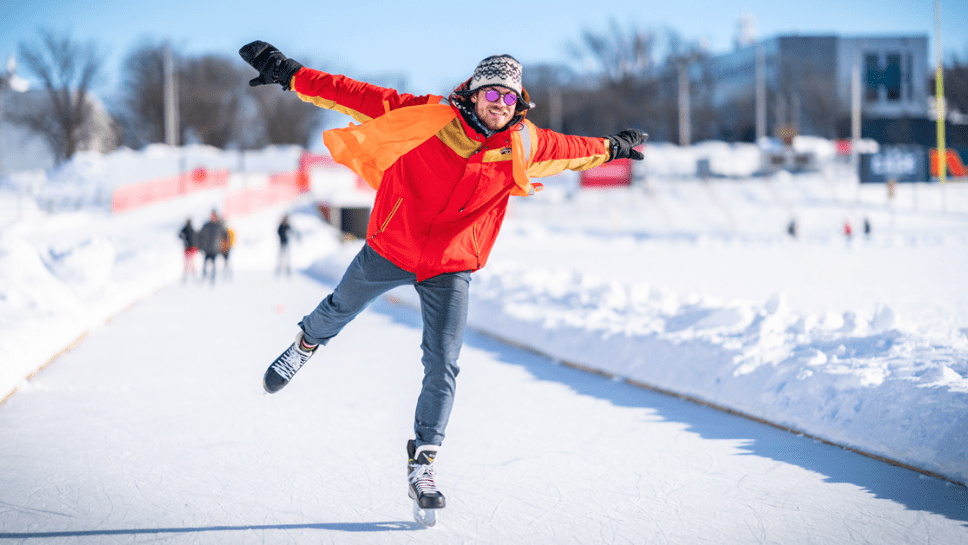 Jeune homme en patin