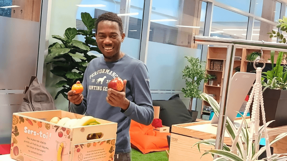 Jeune homme avec des fruits