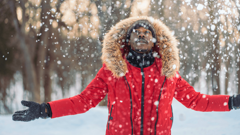 Jeune homme sous la neige