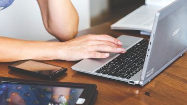 Personne utilisant un ordinateur portable