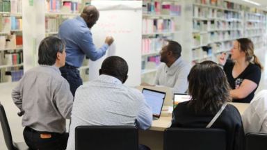 Réunion d'équipe dans une bibliothèque