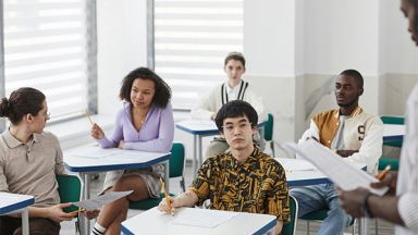 Personnes participant à une activité de formation en classe