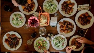 Vue aérienne d’une table où plusieurs personnes partagent un repas