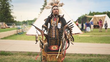 Un homme portant des vêtements traditionnels autochtones