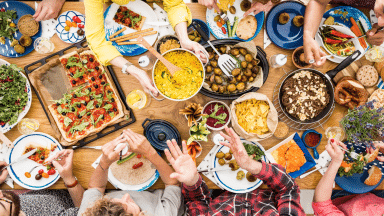 Repas festif en groupe