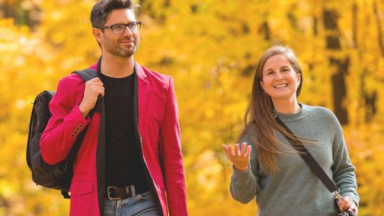 Un homme et une femme à l'extérieur