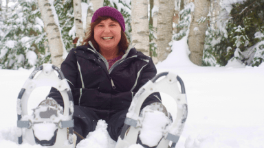 Étudiante en raquettes dans la neige