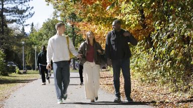 Étudiants qui marchent sur le campus