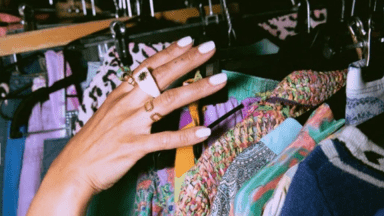 Support avec vêtements usagés