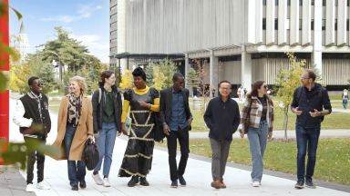 Étudiants sur le campus