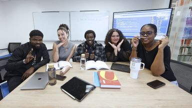 Étudiantes et étudiants en révision