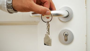 Personne qui ouvre une porte