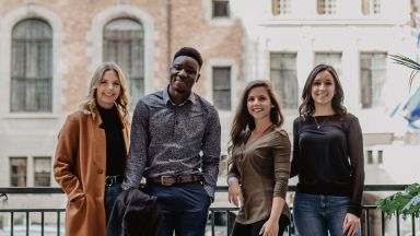 Étudiants devant une rambarde dans le Vieux-Québec