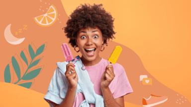 Femme enjouée tenant 2 sucreries glacées