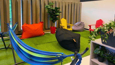 Espace avec beangbags, hamacs et plantes