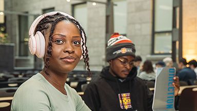 Étudiants assis à une table