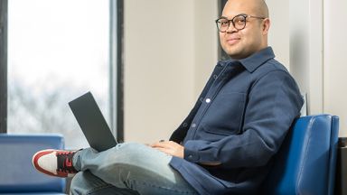 Étudiant assis avec son ordinateur portable
